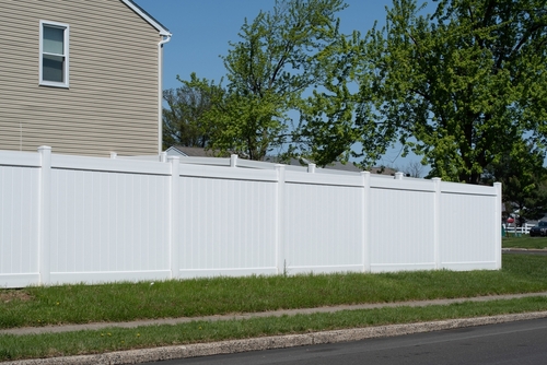 White,Vinyl,Fence,In,A,Cottage,Village,Fencing,Of,Private